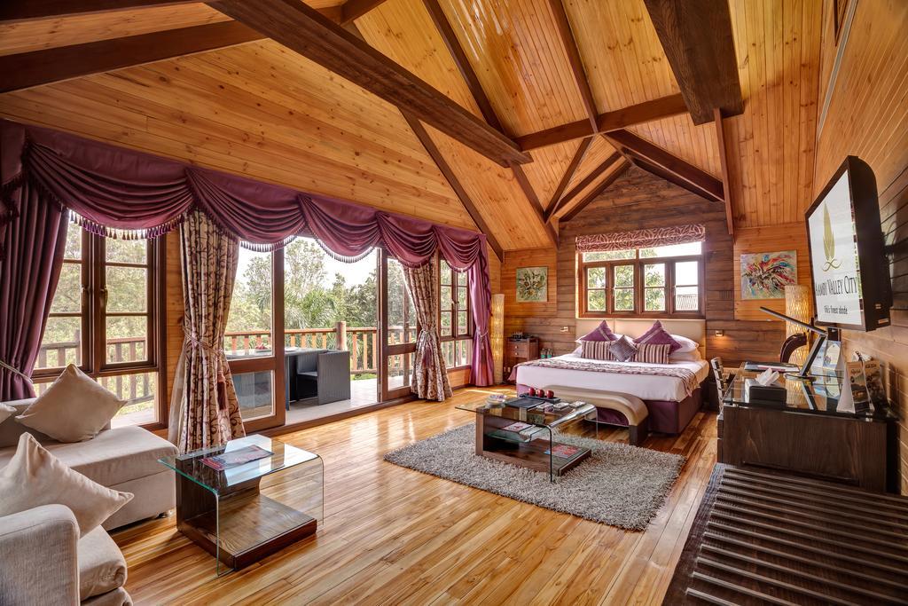 Aamby Valley City Lonavala Quarto foto A bedroom at the resort