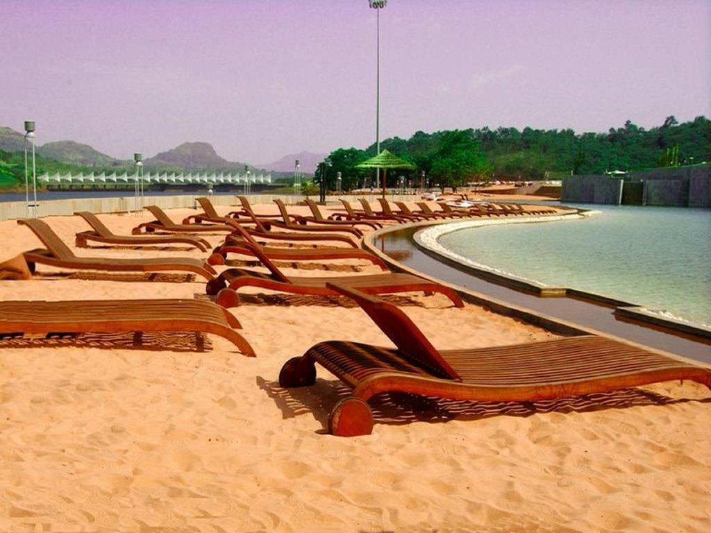 Aamby Valley City Lonavala Exterior foto The beach at the resort