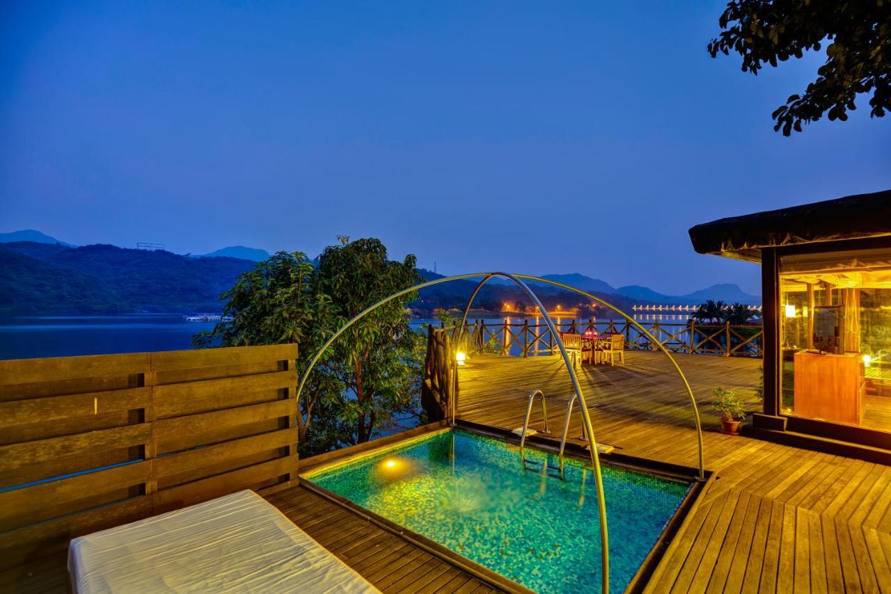 Aamby Valley City Lonavala Quarto foto The swimming pool at the hotel